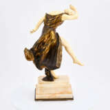 Antoine Orlandini. Ivory, bronze and onyx figurine of a young dancer - Foto 4