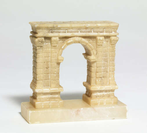 Italy. Large alabaster model of the Arch of Augustus in Aosta - Foto 1