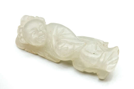 A PALE CELADON JADE FIGURE OF A BOY MING DYNASTY (1368-1644) - photo 2