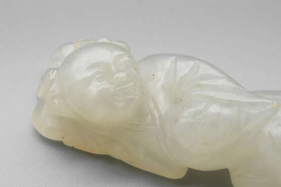 A PALE CELADON JADE FIGURE OF A BOY MING DYNASTY (1368-1644) - фото 6