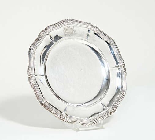 Paris. Round silver platter with cross band decor and engraved coat of arms - Foto 1