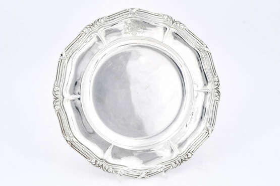 Paris. Round silver platter with cross band decor and engraved coat of arms - фото 2