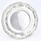Paris. Round silver platter with cross band decor and engraved coat of arms - фото 2