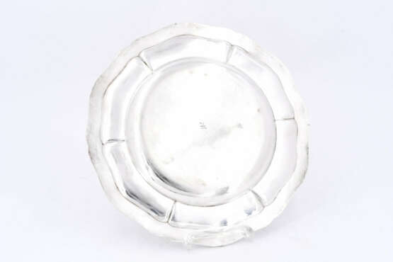 Paris. Round silver platter with cross band decor and engraved coat of arms - фото 3