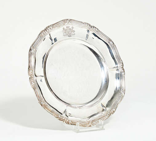 Paris. Large silver platter with cross band decor and engraved coat of arms - Foto 1