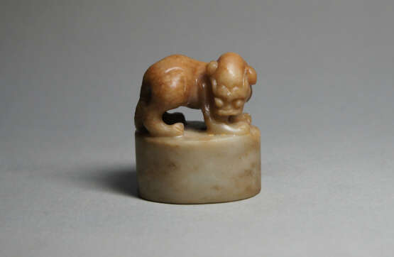 A JADE MYTHICAL BEAST SEAL MING DYNASTY (1368-1644) - photo 1