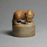 A JADE MYTHICAL BEAST SEAL MING DYNASTY (1368-1644) - Foto 1