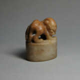 A JADE MYTHICAL BEAST SEAL MING DYNASTY (1368-1644) - Foto 2