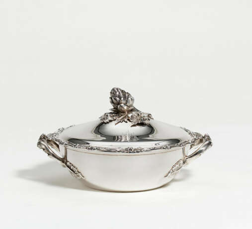 Paris. Lidded silver bowl with artichoke knob and seashell decor - photo 1