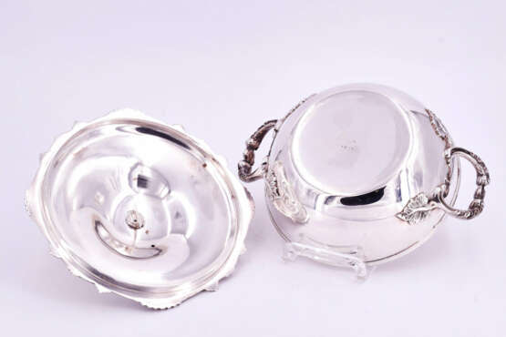 Paris. Lidded silver bowl with artichoke knob and seashell decor - photo 3