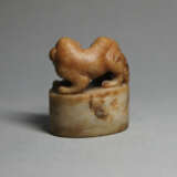 A JADE MYTHICAL BEAST SEAL MING DYNASTY (1368-1644) - Foto 4