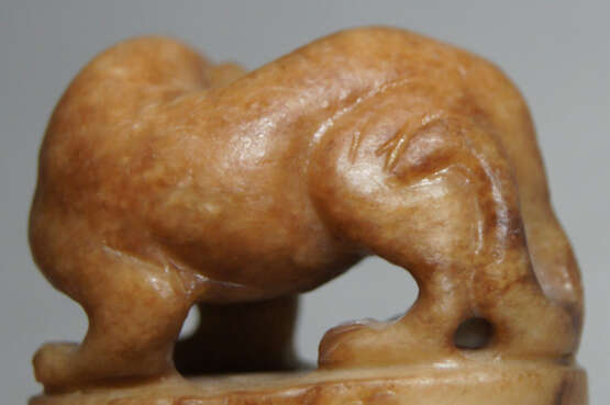 A JADE MYTHICAL BEAST SEAL MING DYNASTY (1368-1644) - photo 5