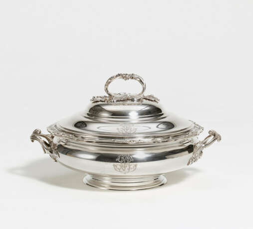 Paris. Lidded silver bowl with rocaille handle - фото 1