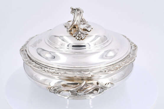 Paris. Lidded silver bowl with rocaille handle - photo 5