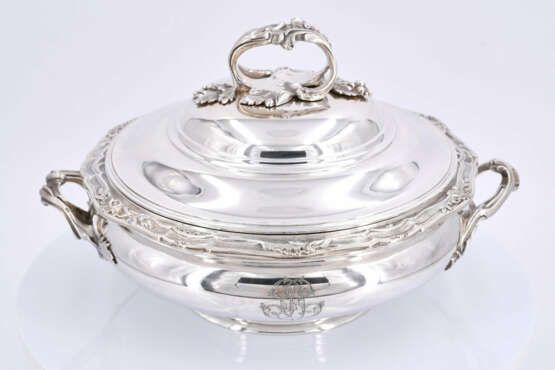 Paris. Lidded silver bowl with rocaille handle - photo 6