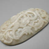 A PALE CELADON JADE DRAGON PLAQUE MING DYNASTY (1368-1644) - Foto 2