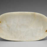 A PALE CELADON JADE DRAGON PLAQUE MING DYNASTY (1368-1644) - Foto 3