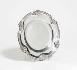 Round silver platter with scalloped rim and leaf decor