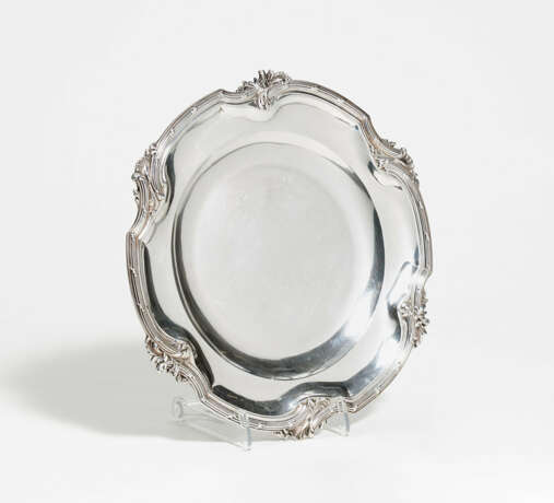 Paris. Round silver platter with scalloped rim and leaf decor - photo 1