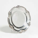 Paris. Round silver platter with scalloped rim and leaf decor - photo 1