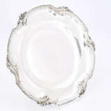 Paris. Round silver platter with scalloped rim and leaf decor - photo 2