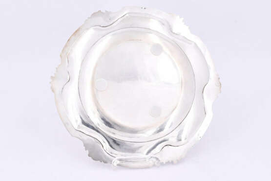 Paris. Round silver platter with scalloped rim and leaf decor - photo 3