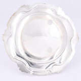 Paris. Round silver platter with scalloped rim and leaf decor - photo 3