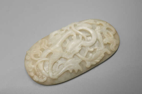 A PALE CELADON JADE DRAGON PLAQUE MING DYNASTY (1368-1644) - Foto 4