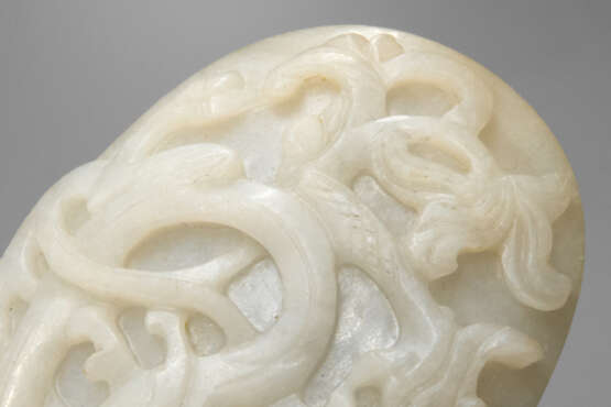 A PALE CELADON JADE DRAGON PLAQUE MING DYNASTY (1368-1644) - Foto 6