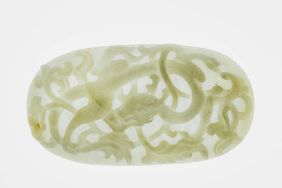 A PALE CELADON JADE DRAGON PLAQUE MING DYNASTY (1368-1644) - Foto 7