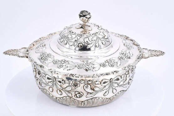 Presumably Hanau. Lidded silver bowl with residues of gilt interior, festoon decor and rose shaped knob - фото 4