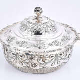 Presumably Hanau. Lidded silver bowl with residues of gilt interior, festoon decor and rose shaped knob - Foto 4