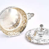 Presumably Hanau. Lidded silver bowl with residues of gilt interior, festoon decor and rose shaped knob - photo 6
