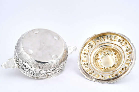 Presumably Hanau. Lidded silver bowl with residues of gilt interior, festoon decor and rose shaped knob - фото 7