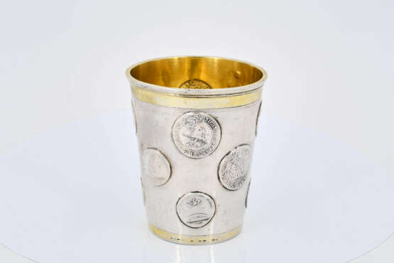 Königsberg. Partially gilt silver coin-set beaker with gilt interior - фото 4