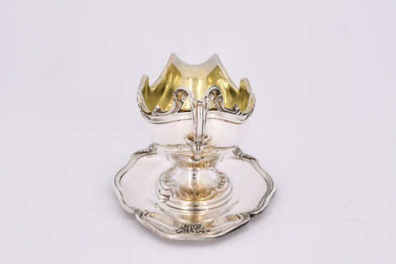 Paris. Silver gravy boat with gilt interior on fixed saucer style Rococo - photo 3