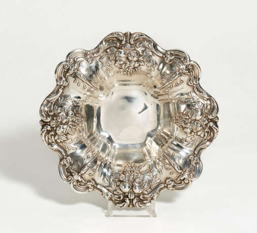Taunton. Massachusetts. Silver serving bowl with grapes and pomegranates - Foto 1