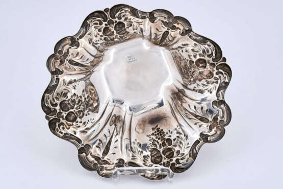 Taunton. Massachusetts. Silver serving bowl with grapes and pomegranates - Foto 5