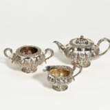 London. Three-piece George IV silver tea service with splendid grape and flower decoration - фото 1