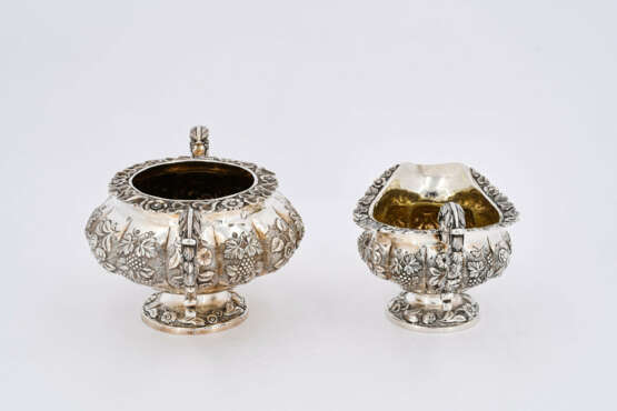 London. Three-piece George IV silver tea service with splendid grape and flower decoration - Foto 5