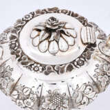 London. Three-piece George IV silver tea service with splendid grape and flower decoration - Foto 8