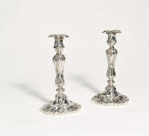 Paris. Pair of large silver candlesticks with finely open-worked foot - Foto 1