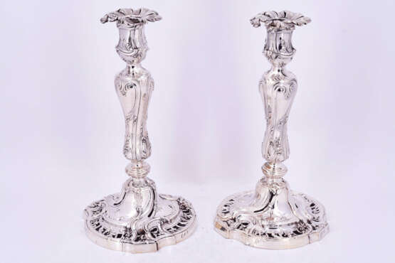 Paris. Pair of large silver candlesticks with finely open-worked foot - Foto 3