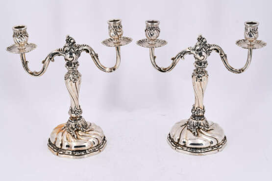 Germany. Pair of two-armed silver candlesticks style Rococo - Foto 4