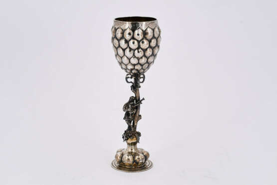 Hanau. Historistic gilt silver grape goblet with backpipe player - Foto 1
