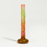 Emile Gallé. Small glass stem-vase with hogweed decor - Foto 2