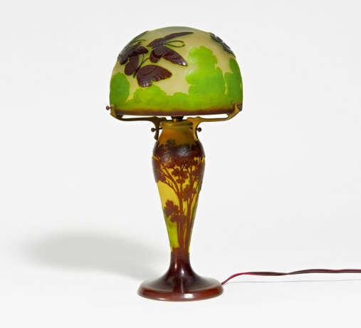 Emile Gallé. Small glass table lamp with forest landscape and butterflies - Foto 2