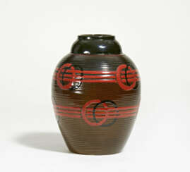 Ceramic v ase with stripe and circle design 