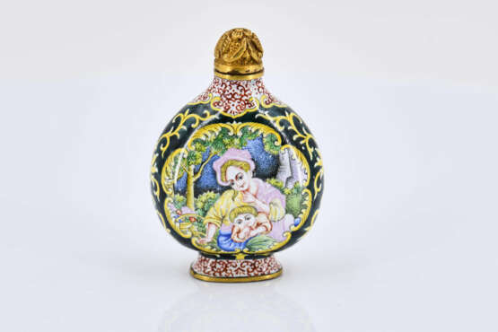 Snuffbottle with Western lady with child - photo 4