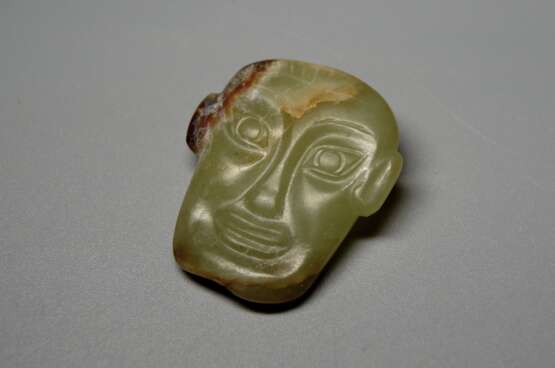 A JADE HUMAN FACE ORNAMENT SHANG DYNASTY (1600-1046BC) - фото 1